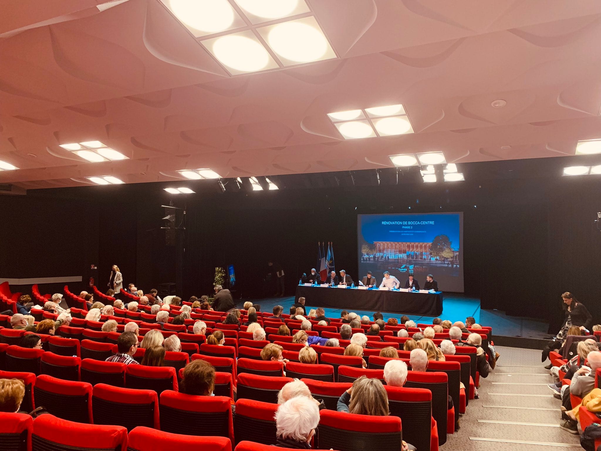 David Lisnard à la rencontre des Boccassiens pour leur présenter la deuxième phase de Bocca Centre