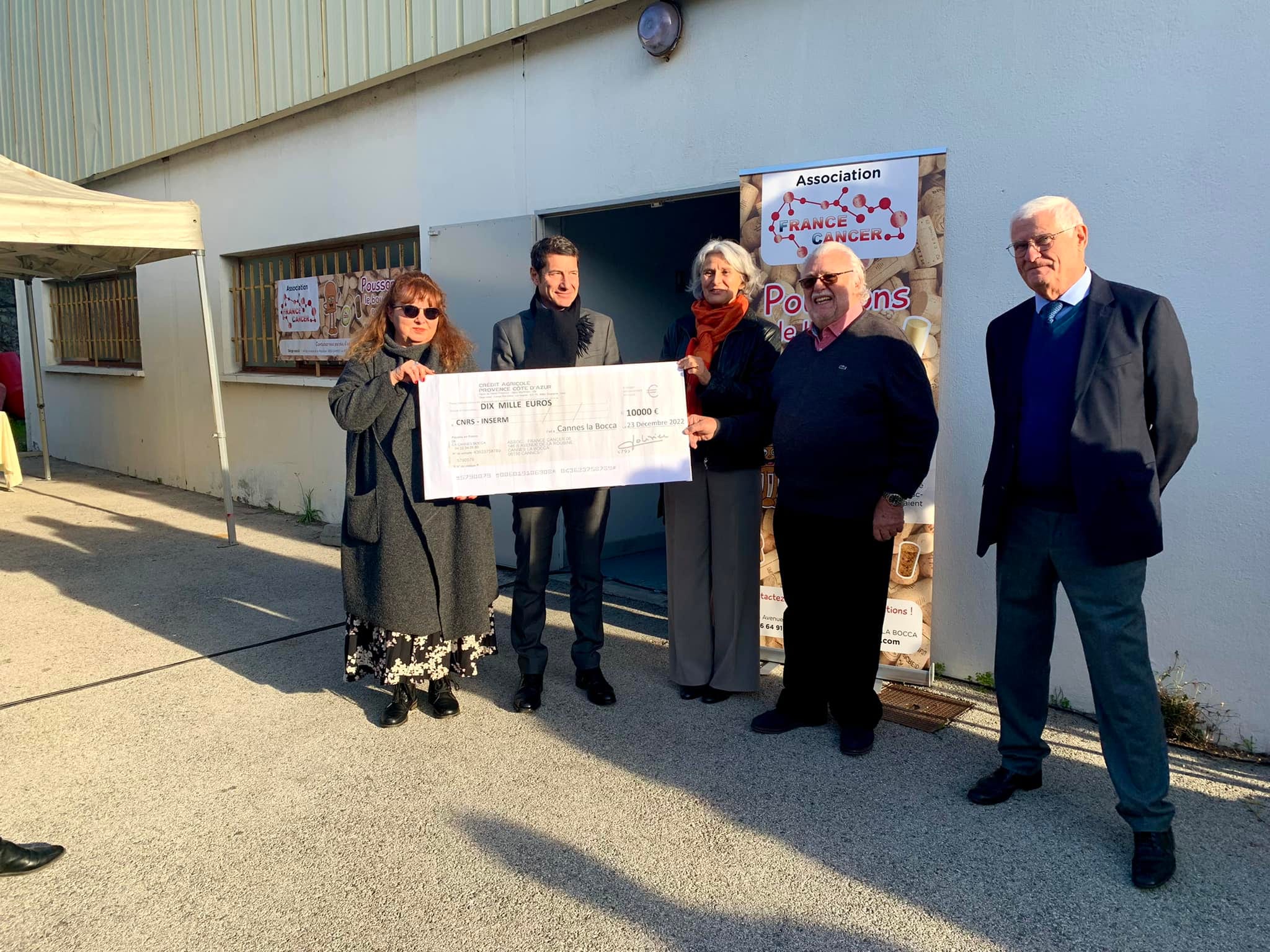 David Lisnard remet un chèque de 10 000€ à l’association France Cancer
