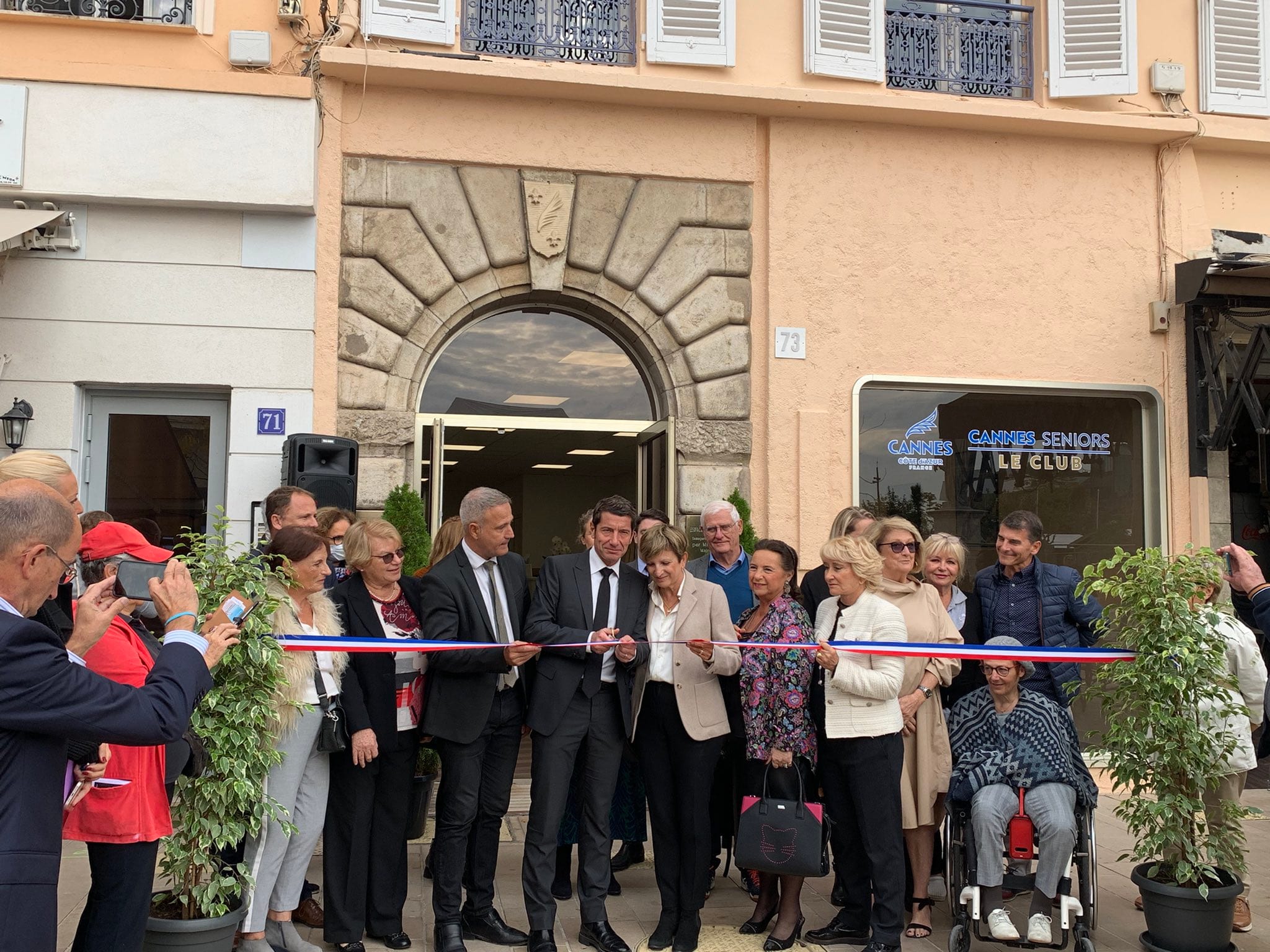 David Lisnard inaugure les travaux de modernisation de l'espace d'accueil Noyer de Cannes Séniors Le Club