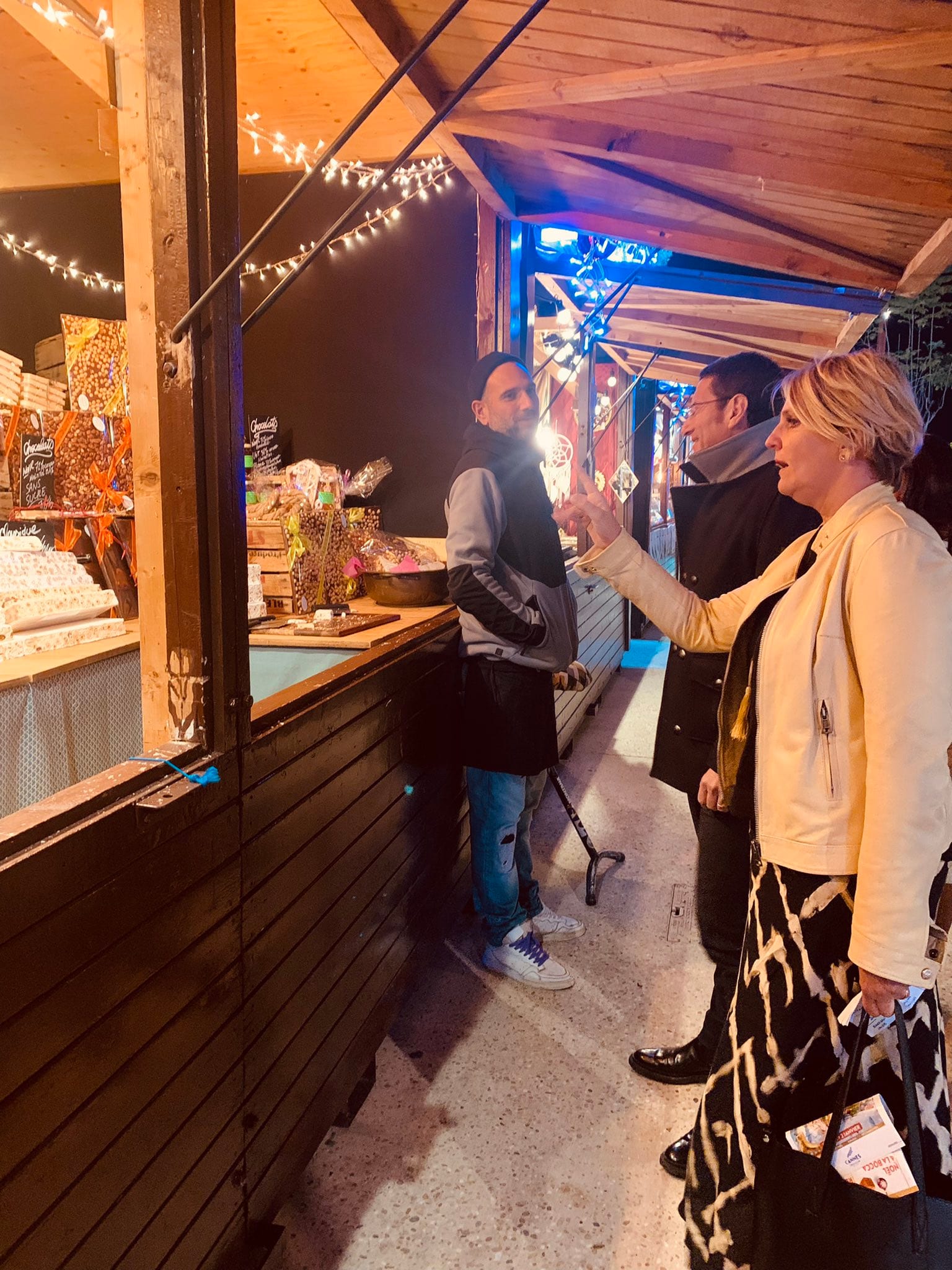 Fêtes de fin d'année : David Lisnard est venu saluer les commerçants et forains du Village de Noël et de la Fête foraine de Cannes