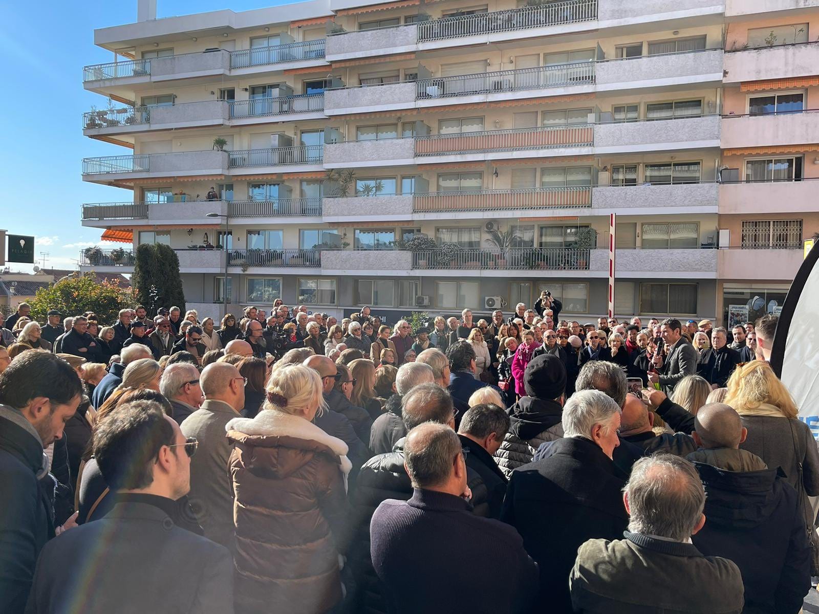 David Lisnard a présenté ses voeux aux adhérents de Nouvelle Énergie, devant la permanence historique du parti, à Cannes
