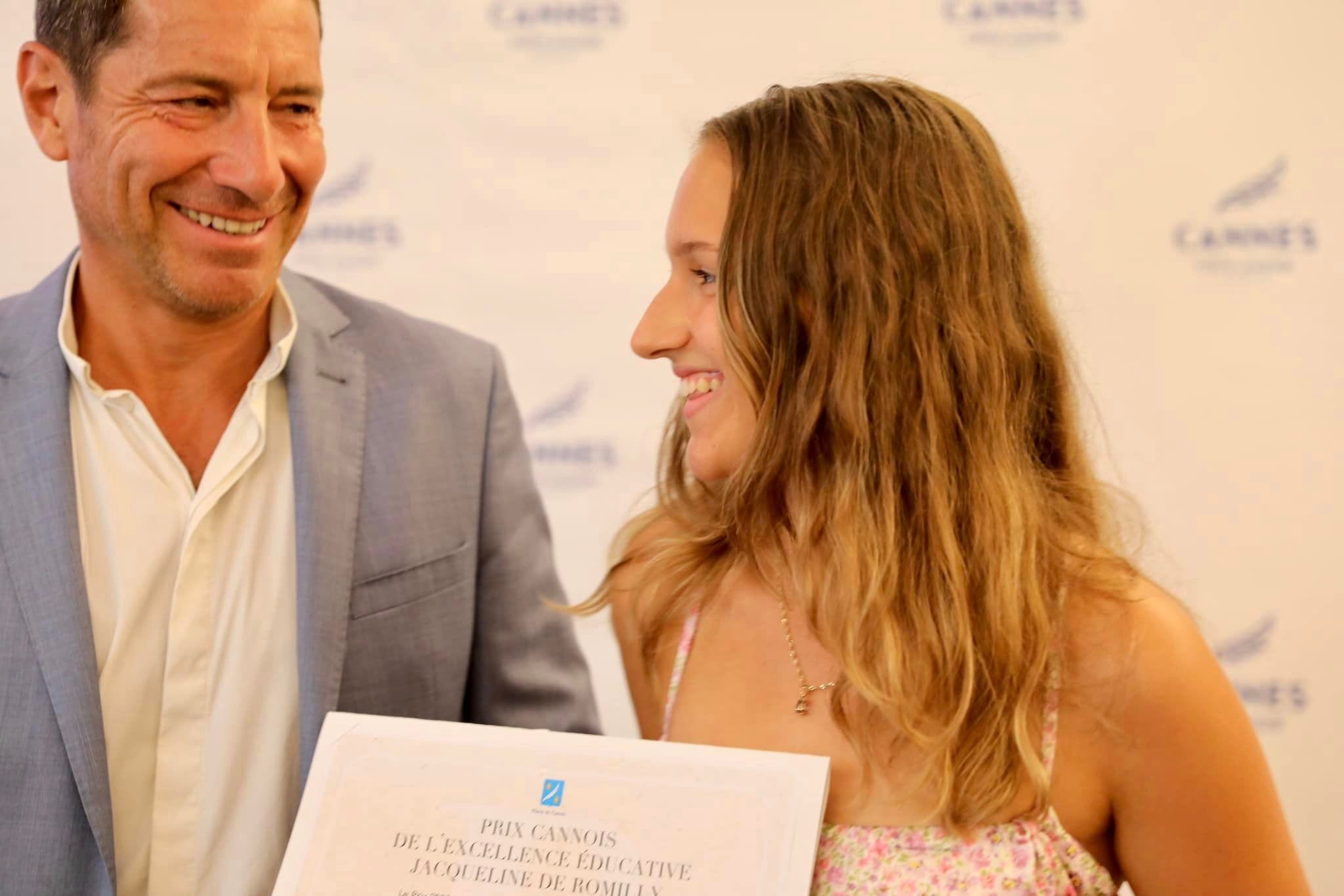 David Lisnard remet le Prix d'Excellence éducative Jacqueline de Romilly à 39 jeunes bacheliers cannois