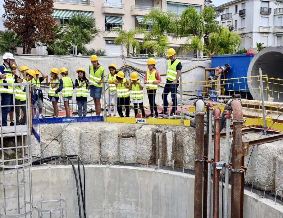 Des écoliers cannois visitent le chantier de la Croisette