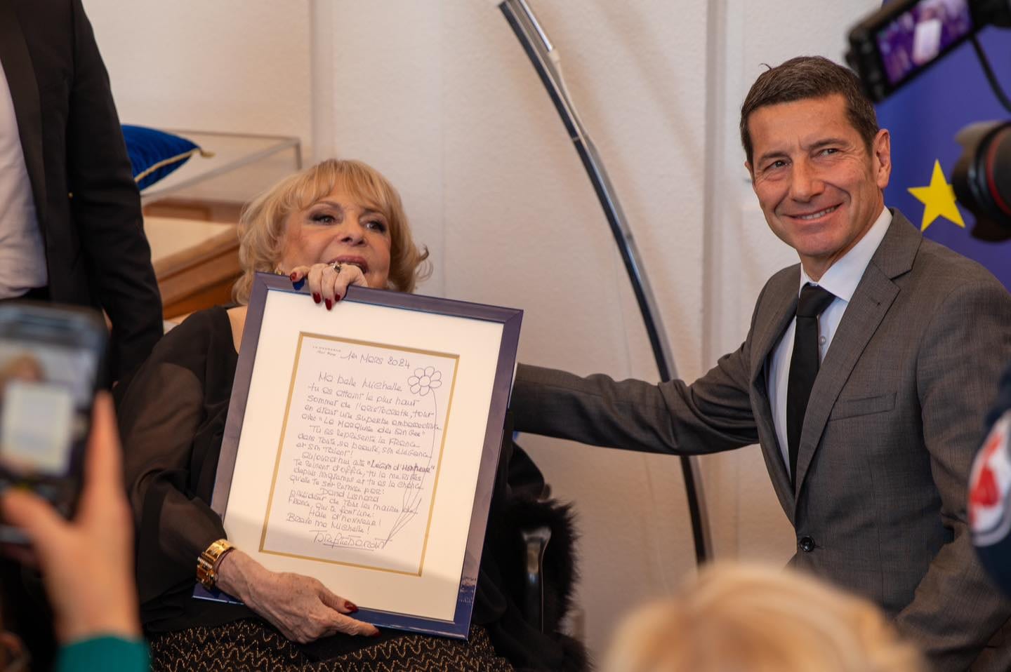 David Lisnard honore le parcours artistique de Michèle Mercier, grande comédienne française et Cannoise