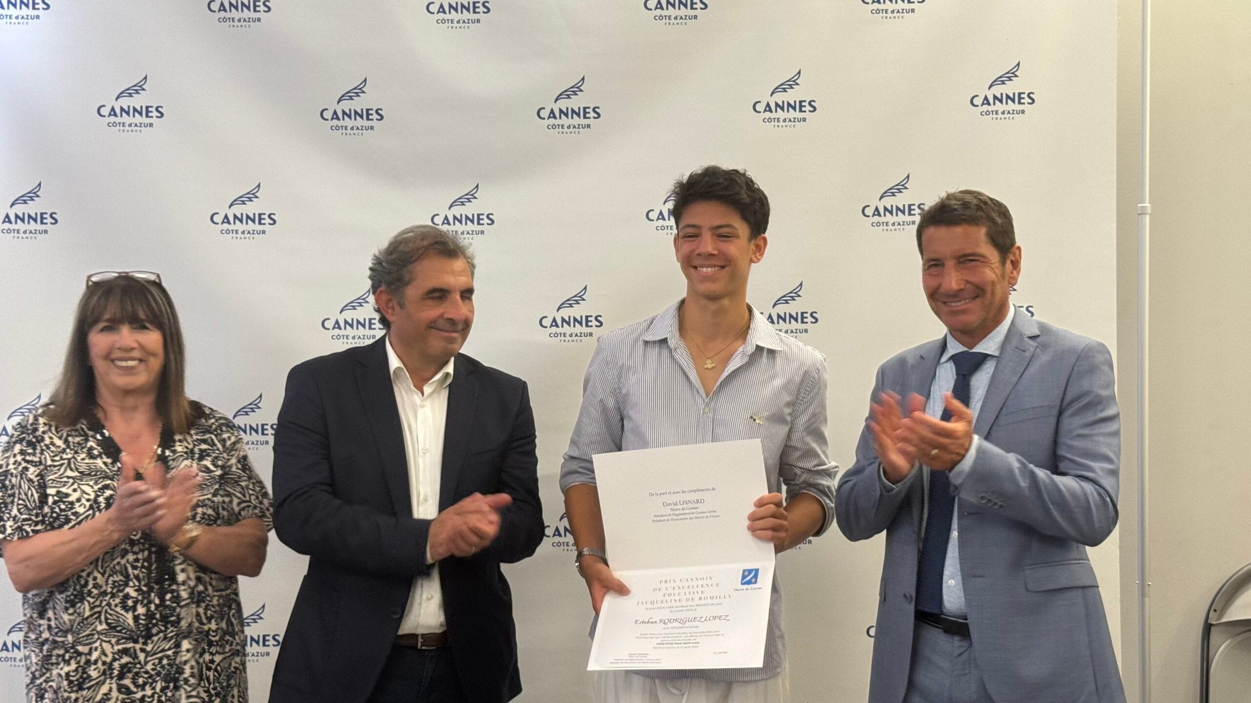 David Lisnard remet le prix de l'Excellence éducative Jacqueline de Romilly à 37 bacheliers cannois