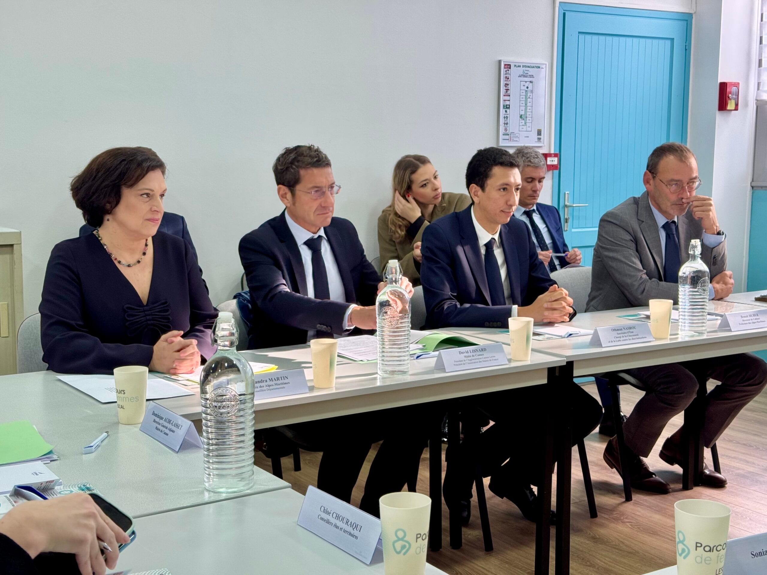 David Lisnard, Othman Nasrou et Alexandra Martin échangent avec les membres et bénévoles de l'association cannoise Parcours de femmes
