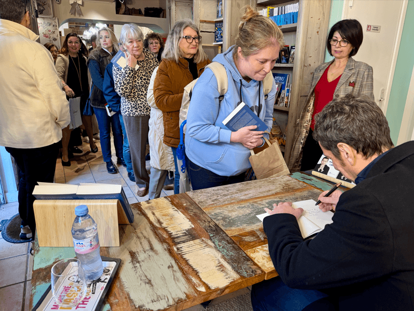 Ainsi va la France : ils étaient plus de 300 à Cannes pour la première séance de dédicaces de David Lisnard ! — illustration 1