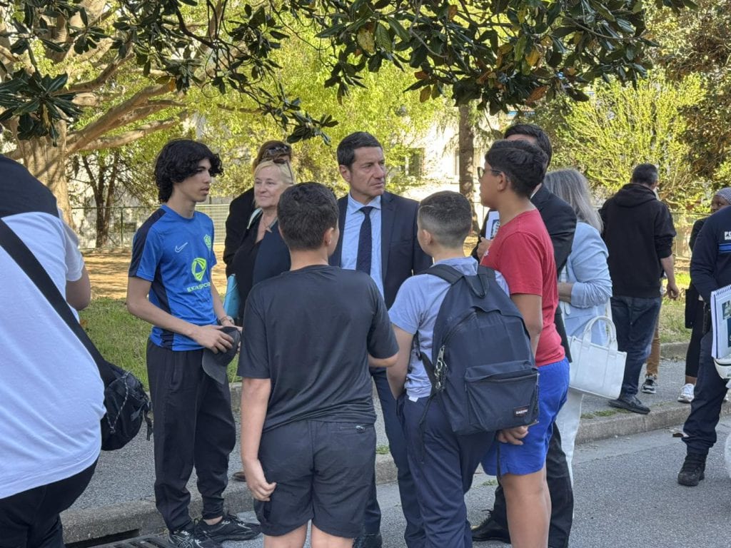 David Lisnard auprès des habitants du Riou pour échanger sur les opérations prévues dans le quartier — illustration 1