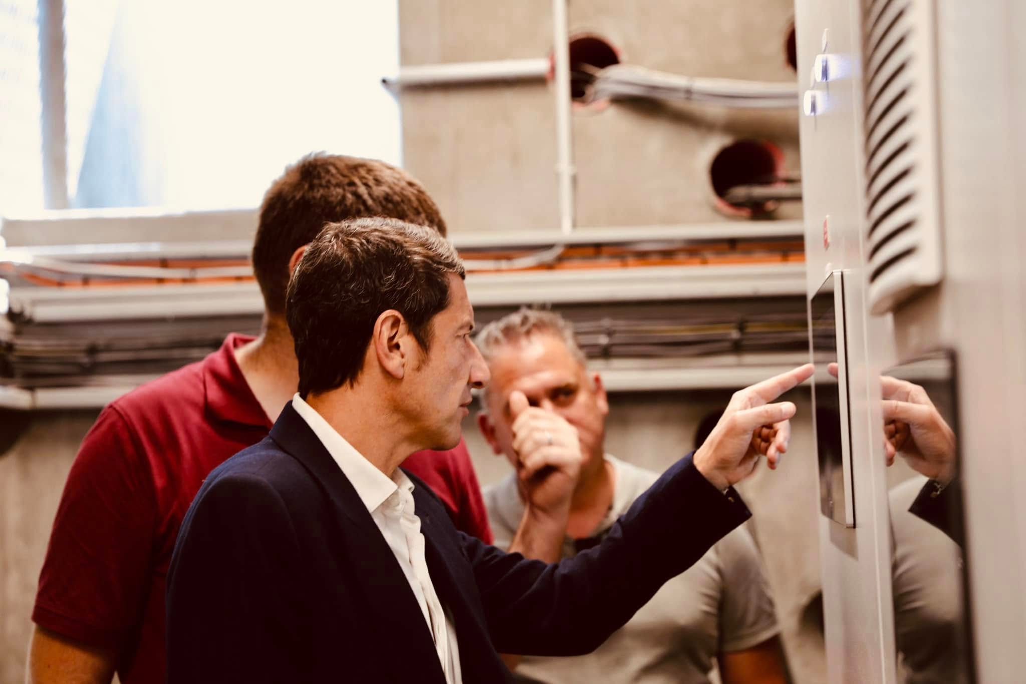 David Lisnard présente le nouveau poste de refoulement du square Leclerc à Cannes, un équipement à la pointe de la technologie