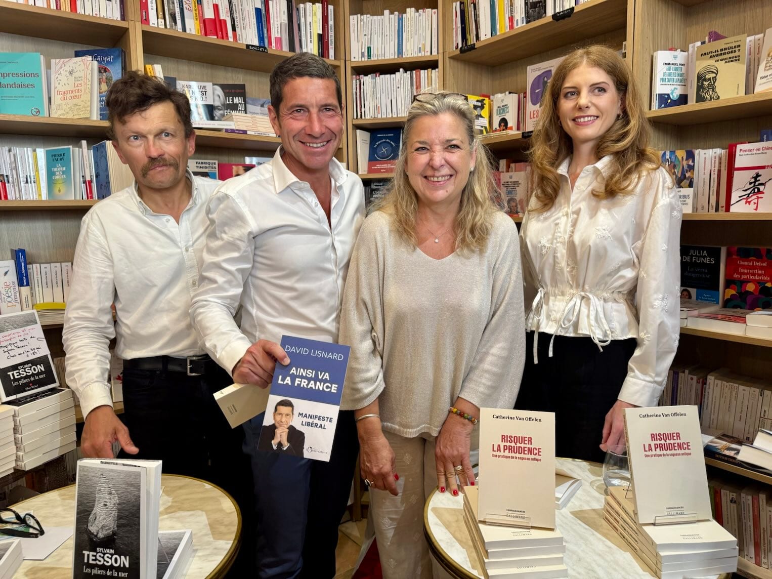David Lisnard était aux côtés de Sylvain Tesson et Catherine Van Offelen pour leur séance de dédicaces à Cannes