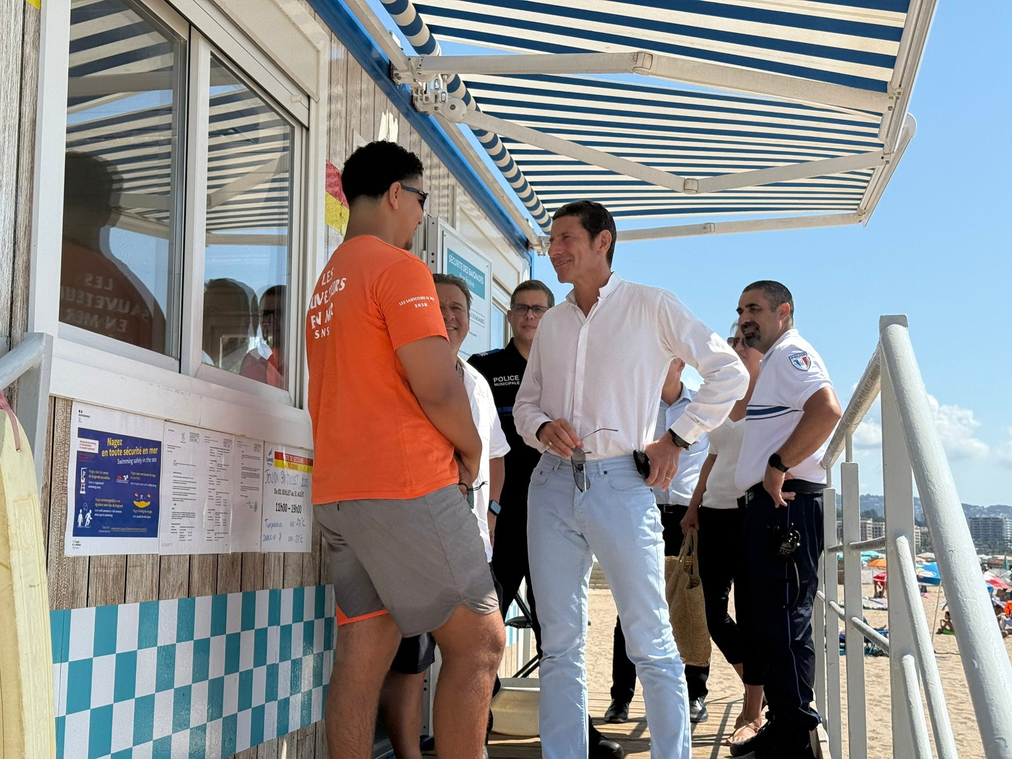 Cannes : David Lisnard en tournée sur les postes de secours des plages