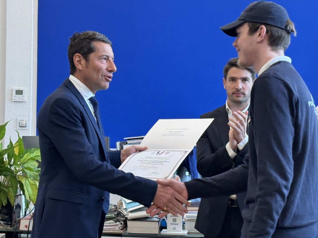 A Cannes, David Lisnard remet le diplôme de Cadet de la Police Municipale à 18 jeunes volontaires — illustration 1