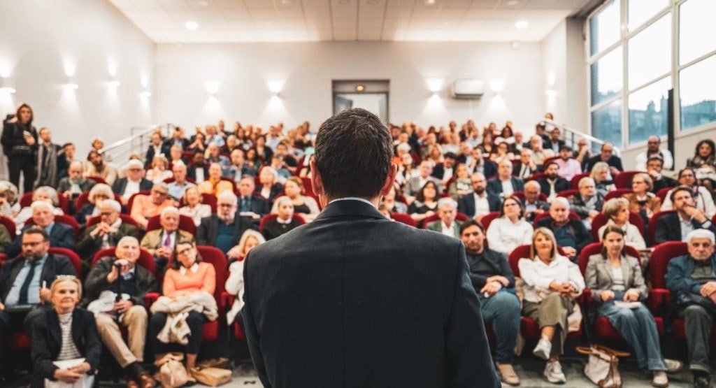David Lisnard livre sa vision de la France devant une salle comble à l'occasion d'une conférence organisée par Les Amis de Geoffroy Boulard — illustration 1