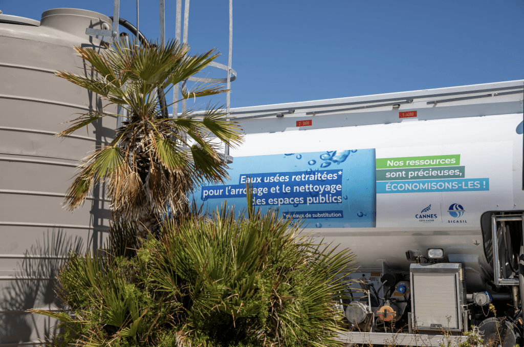 David Lisnard présente un nouveau dispositif concret et innovant permettant de laver les bateaux sans utiliser d’eau potable à Cannes