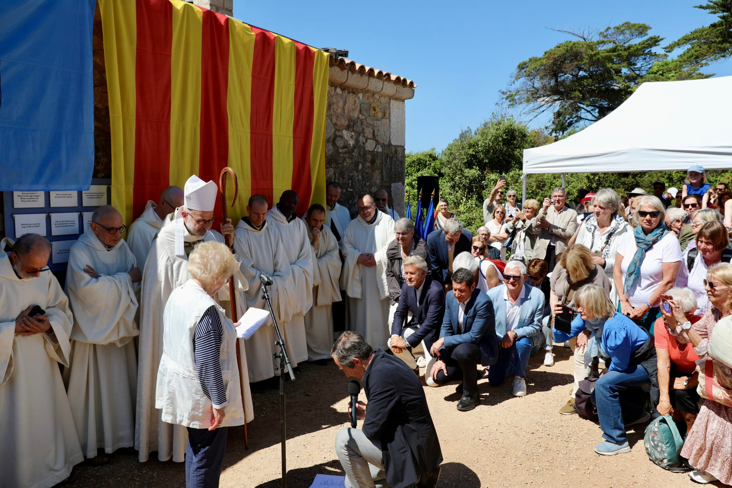 David Lisnard participe à la traditionnelle cérémonie de l’Acte d’Allégeance des Cannois aux moines de Lérins