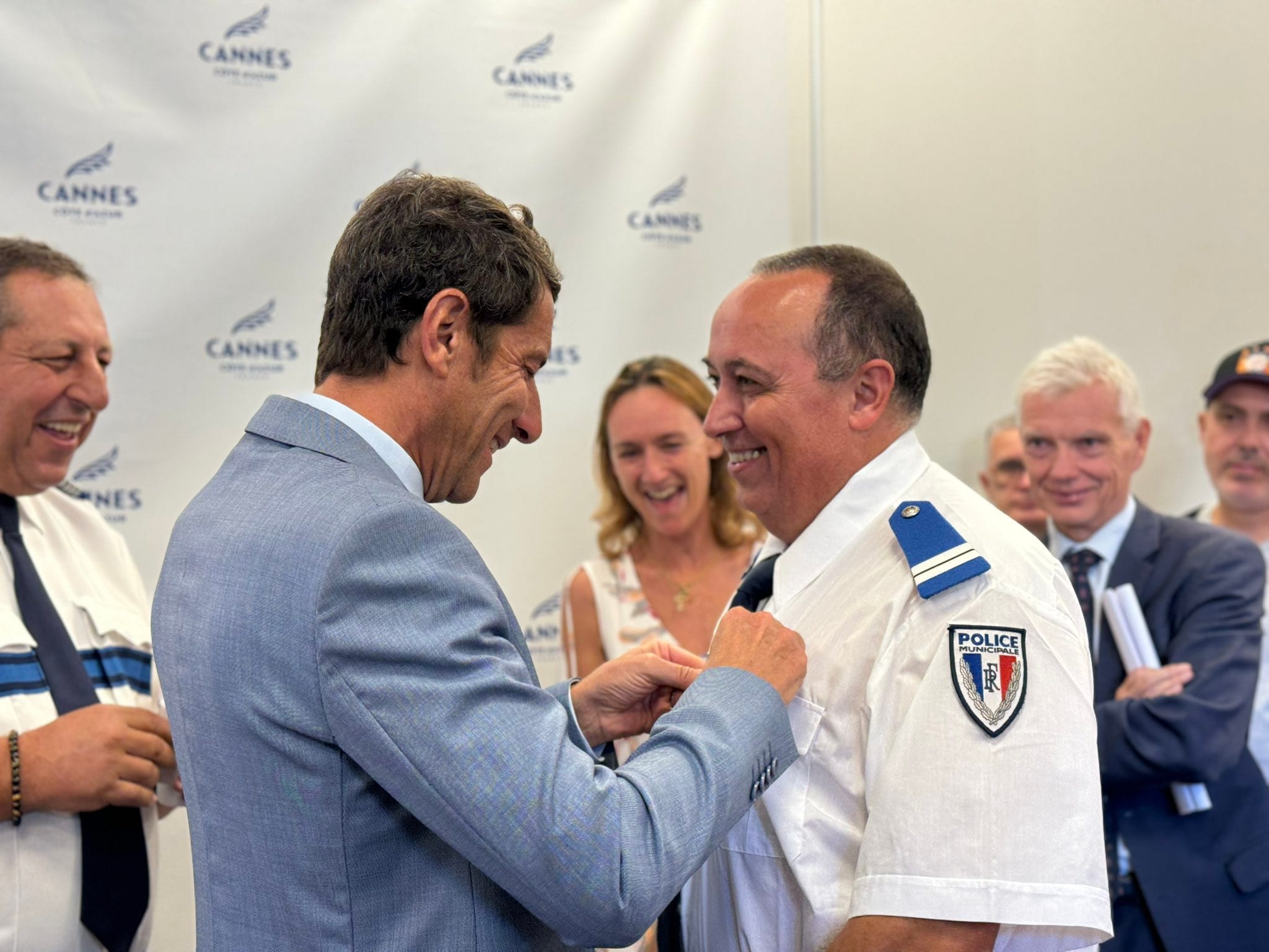 David Lisnard remet les médailles du travail aux agents de la Mairie de Cannes