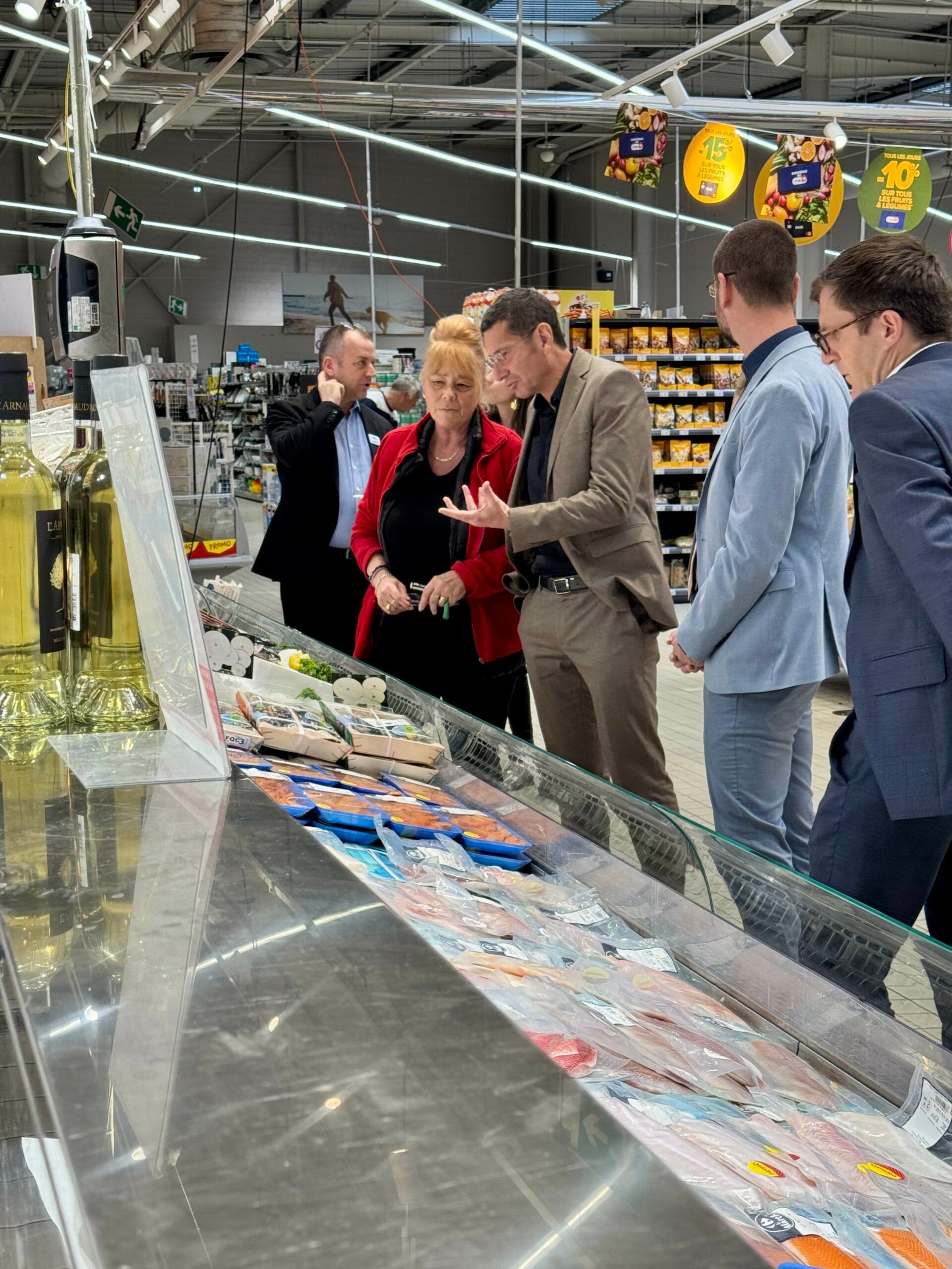 Le terrain, toujours le terrain : David Lisnard est allé saluer les employés et la Direction d'un supermarché cannois