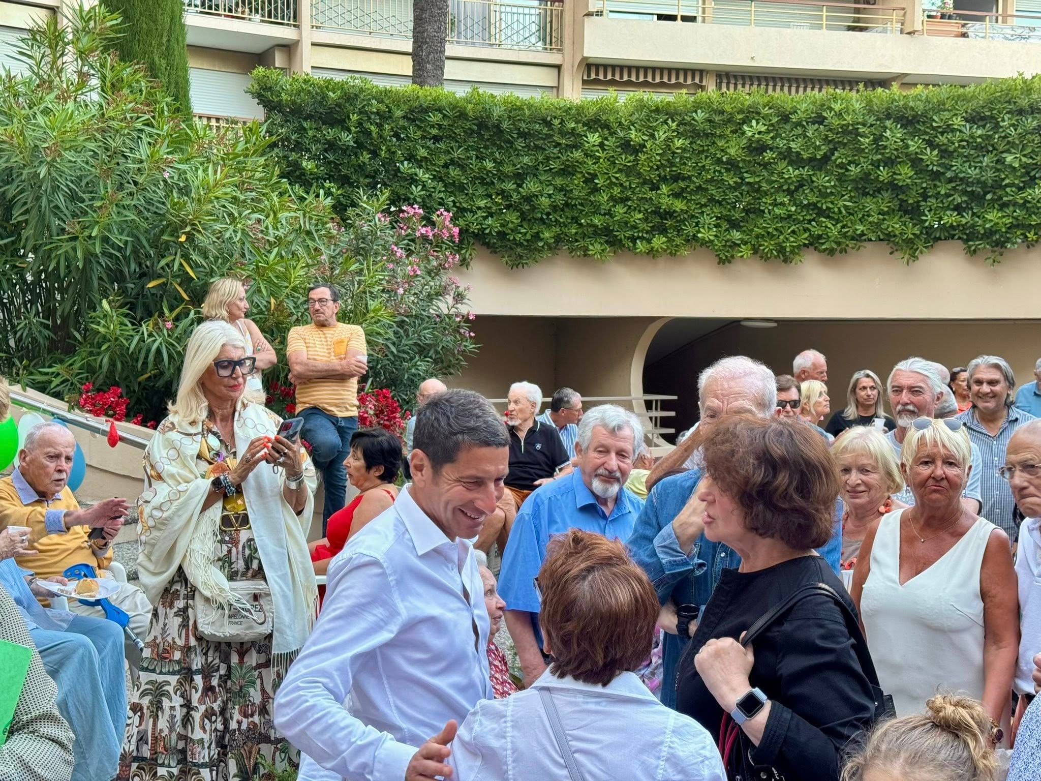 David Lisnard a partagé un moment convivial avec des habitants cannois pour la Fête des voisins